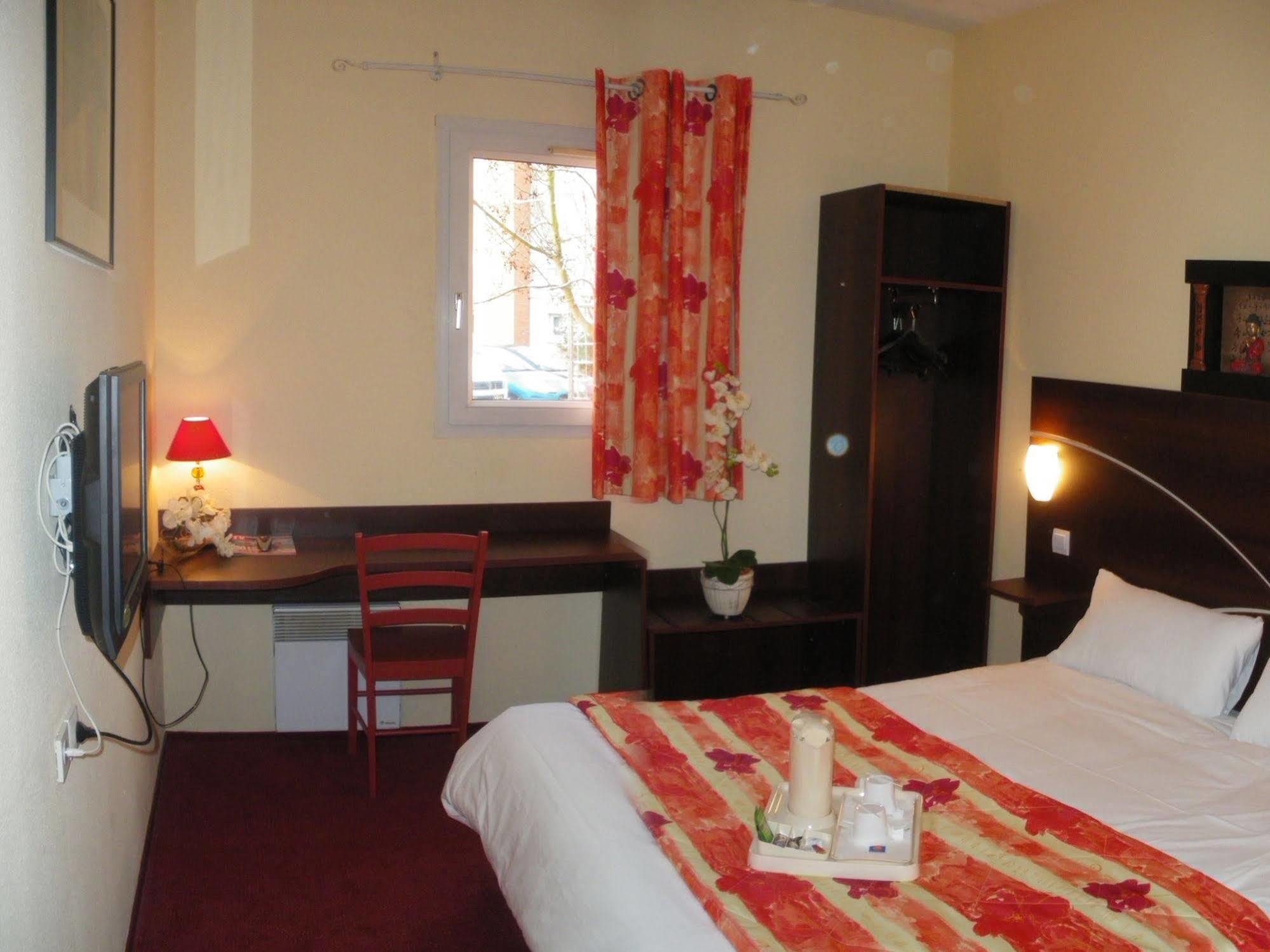 Comfort Hotel Poissy Technoparc Eksteriør billede